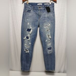 Ladies Guess Power Curvy Midrise Jeans. Size 30 NWT